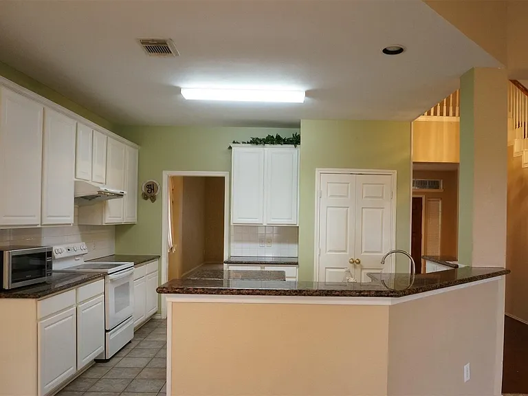 2114 Madewood Dr — Photo 6