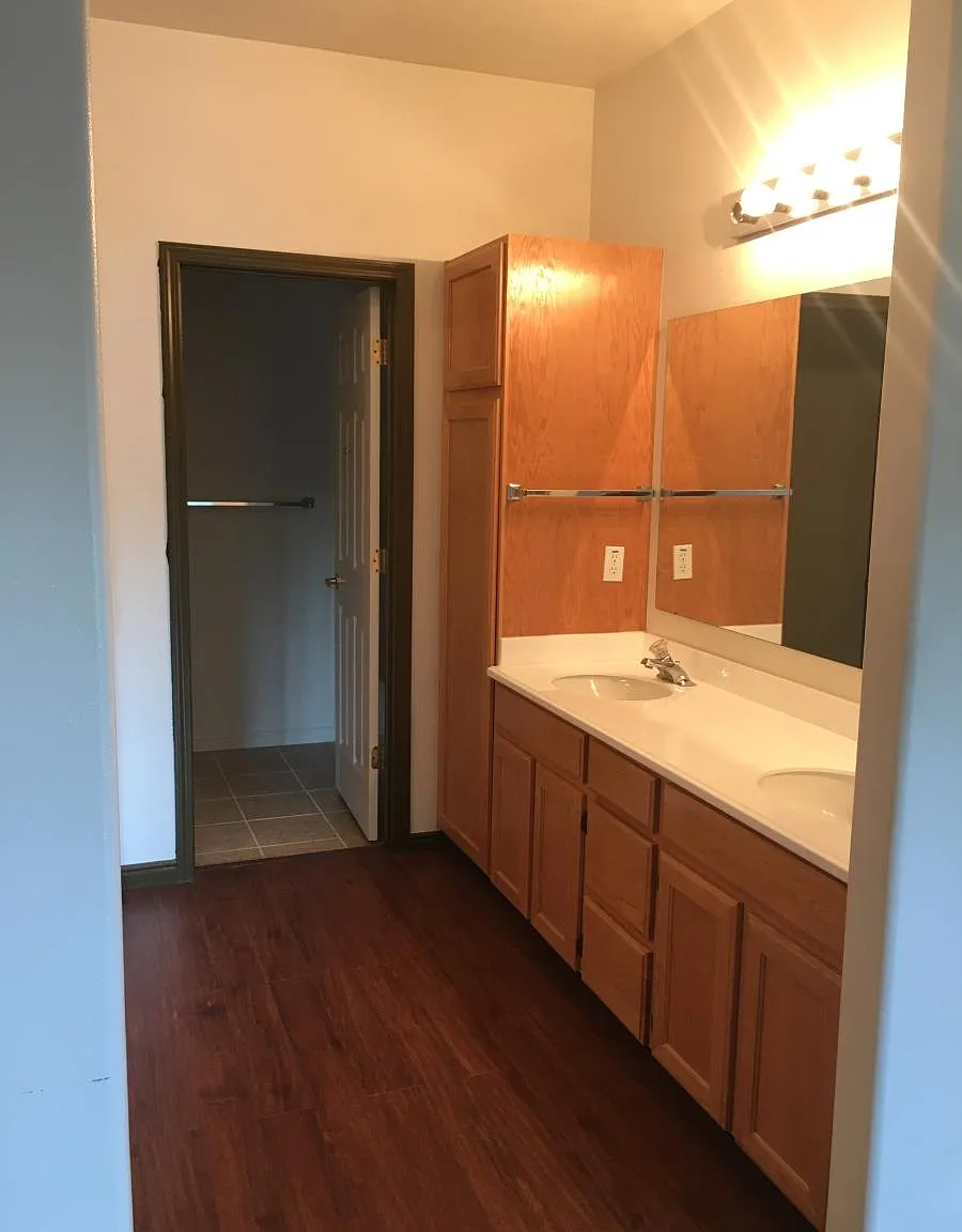2 bed, 1070 sqft, $1,550 — Photo 2