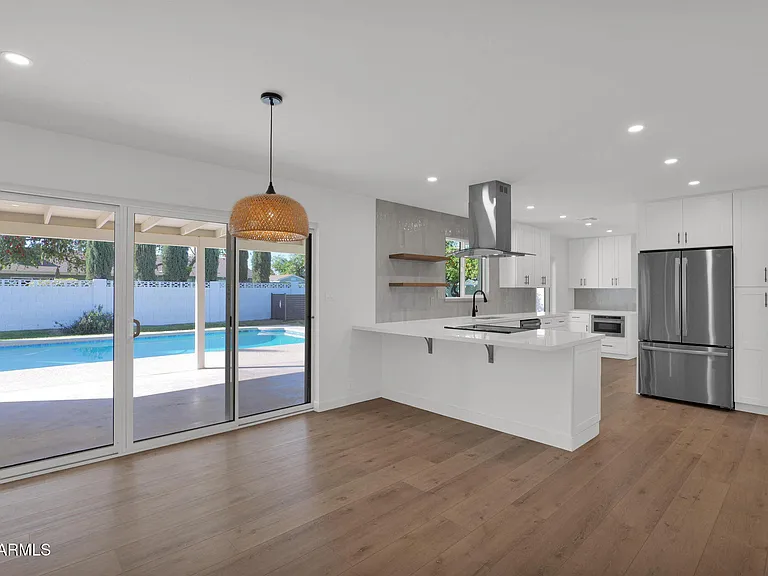 501 W Seldon Ln — Photo 17