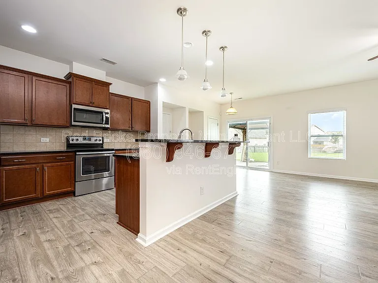 3530 Alister Ave SW — Photo 13