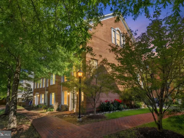 418 Ferdinand Day Dr, Alexandria, VA 22304