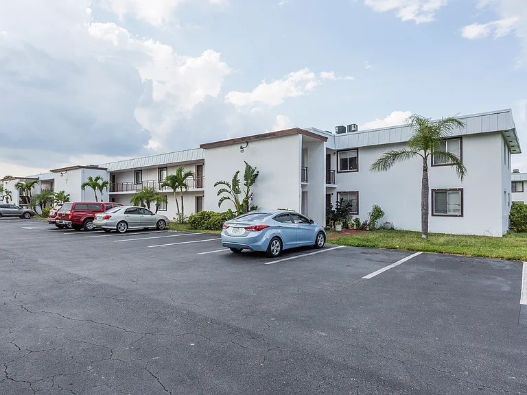 8372 Beacon Blvd — Photo 4