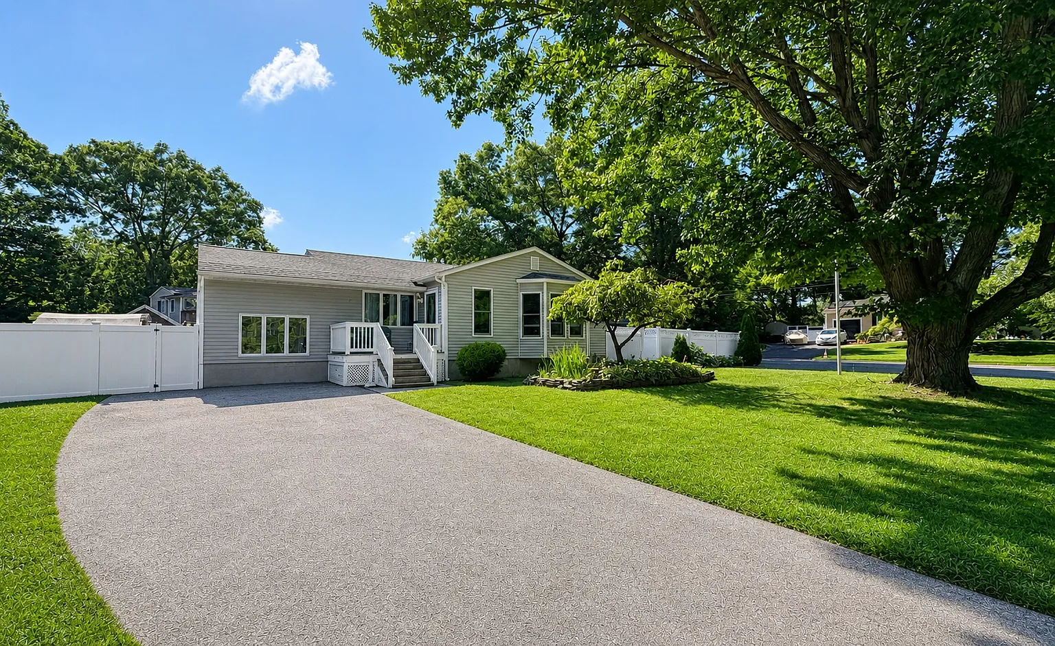 Antler Ln S, Centereach — Photo 1
