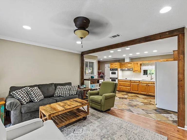 10035 Devonshire Dr — Photo 2