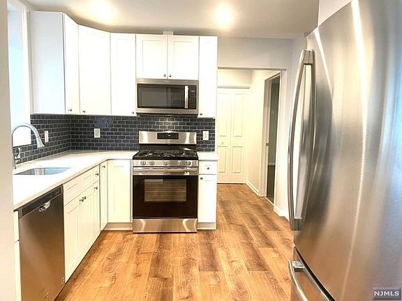 3rd image of 560 Fern Ave #1