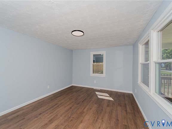 4th image of 2925 W Strathmore Rd