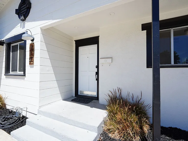 719 Esther Way — Photo 2