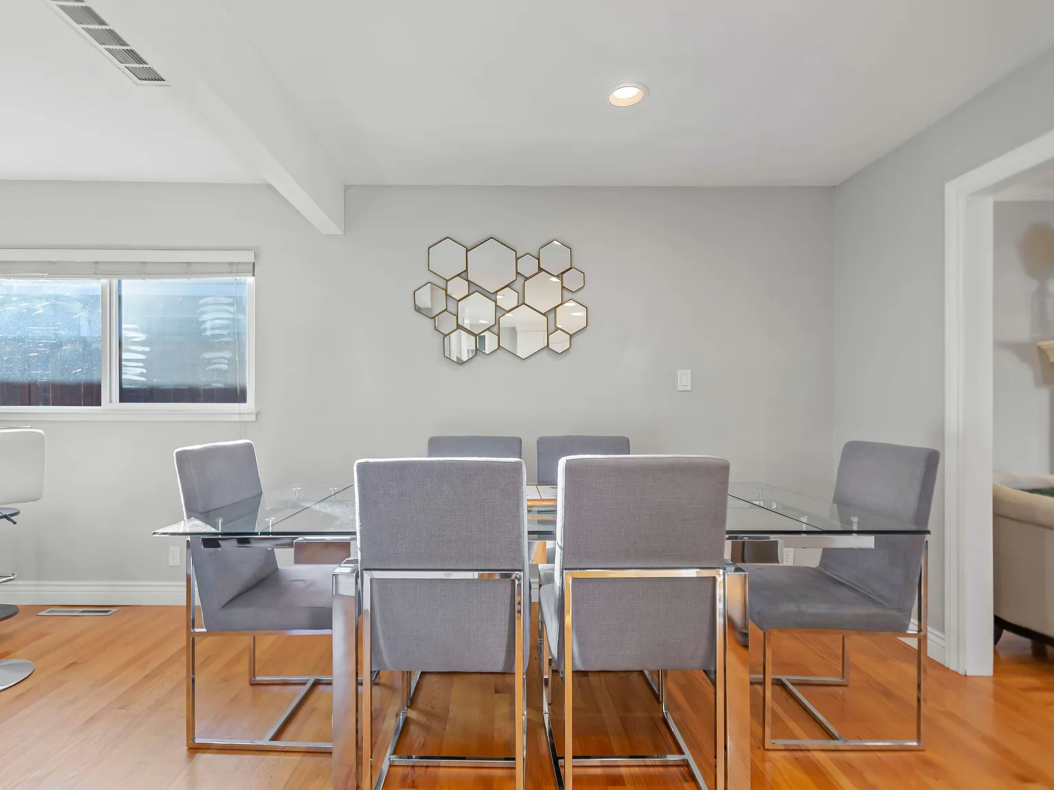 4 bed, $8,900 — Photo 4