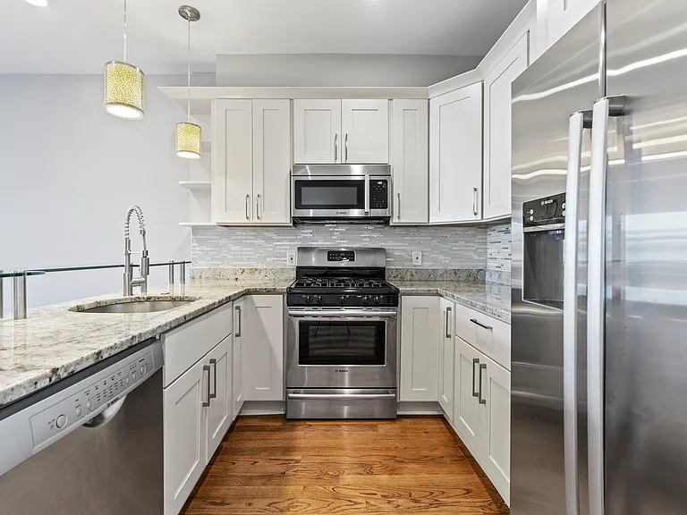 2118 4th St NE #3 — Photo 3
