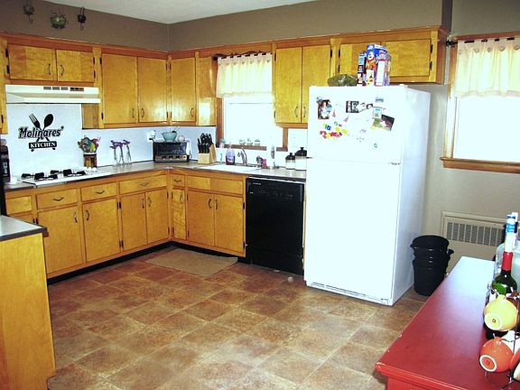 Large Kitchen w/Dishwasher