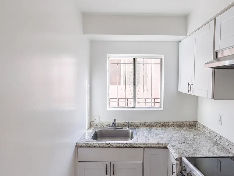 2672 S Redondo Blvd #3 — Photo 14