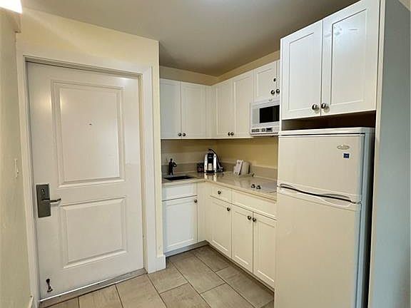 4th image of 900 Broad AVE S #137