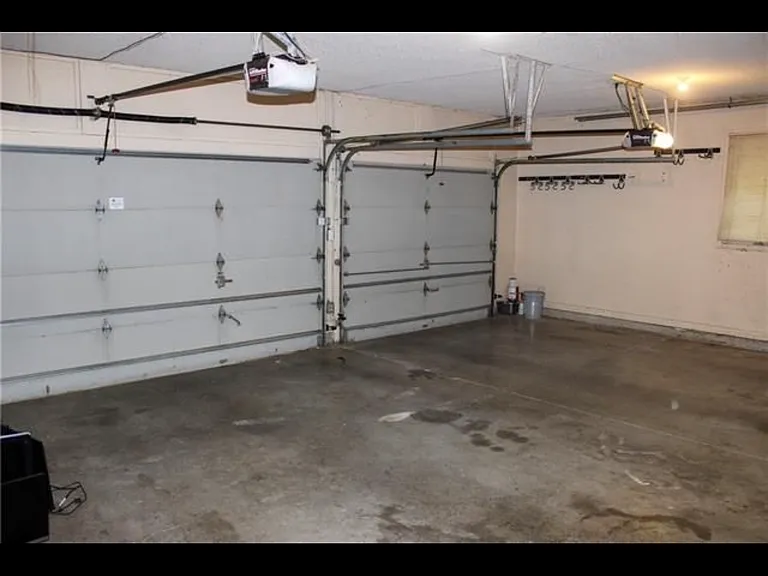 307 S Park Dr — Photo 2