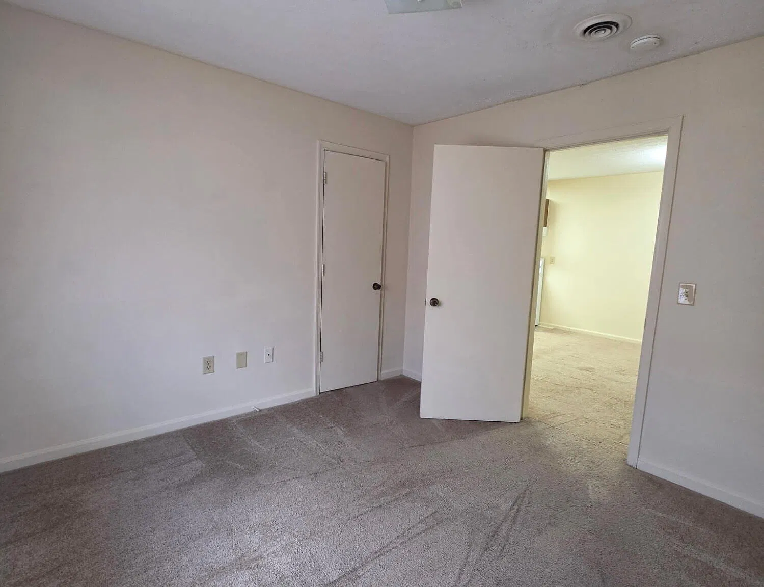 2 bed, 1.0 bath, 654 sqft, $1,045 — Photo 2