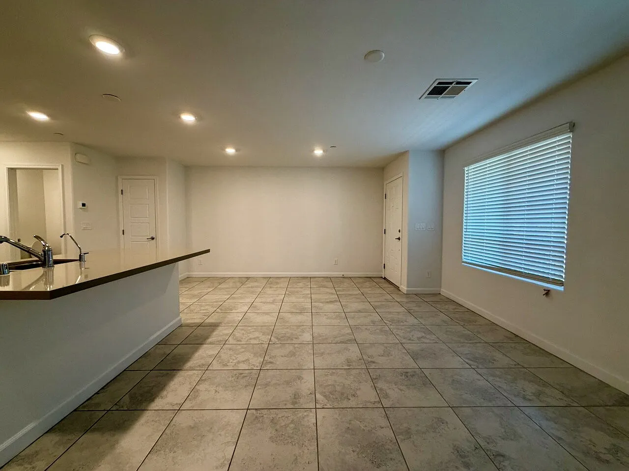 3 bed, 2.5 bath, 1338 sqft, $1,925 — Photo 4