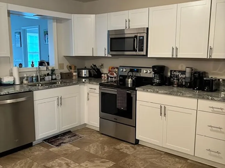 636 Hammond Dr — Photo 6