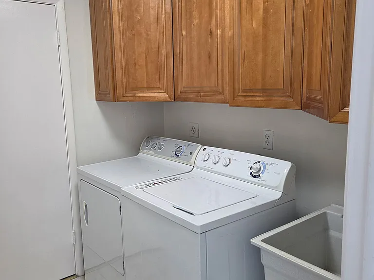 239 W Riverside Dr — Photo 11