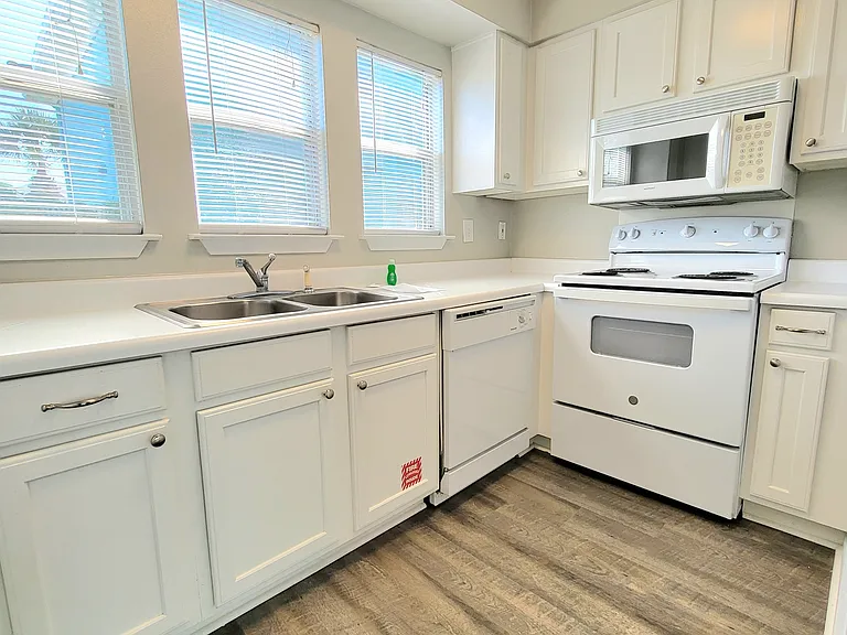 Somerset Oceanside Apartments — Photo 19