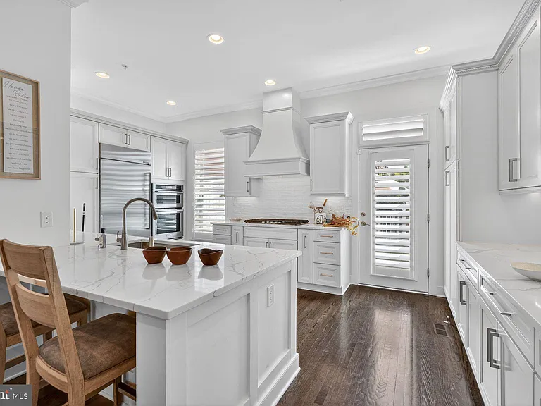 619 E Custis Ave — Photo 9