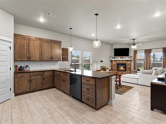 2nd image of 525 Jackson Ln
