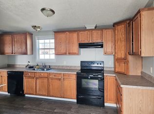 24 Village Ct, Mediapolis, IA 52637