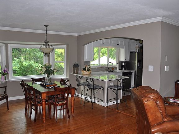 3rd image of 1220 Snowdon Dr