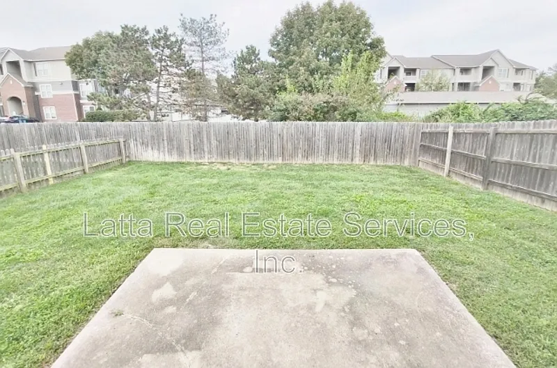 3 bed, 2.5 bath, 1406 sqft, $2,105 — Photo 3