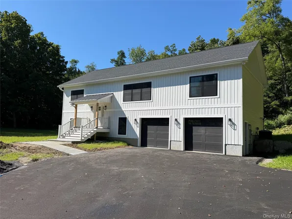55 Schoolhouse Lane, Hopewell Junction, NY 12533