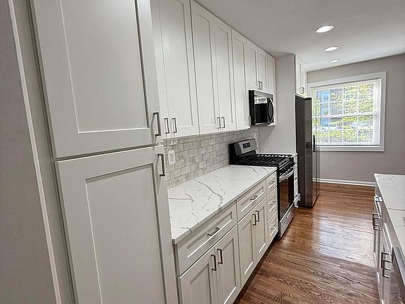 5th image of 9926 Lakepointe Ct