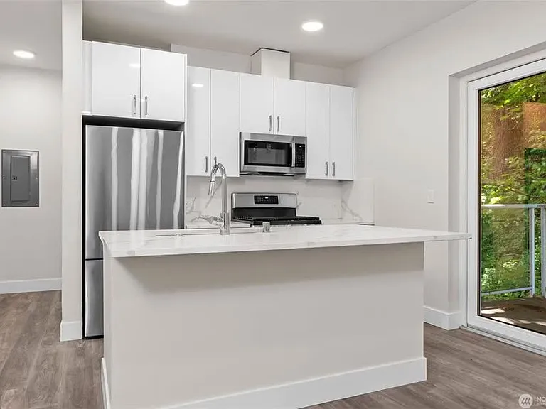 17XX Harbor Ave SW #303 — Photo 10