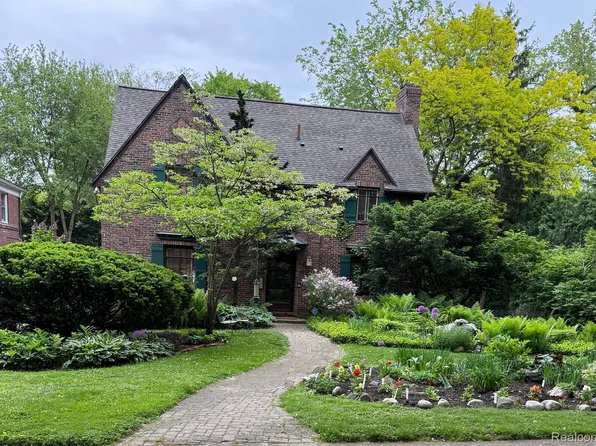 8642 Hendrie Blvd, Huntington Woods, MI 48070