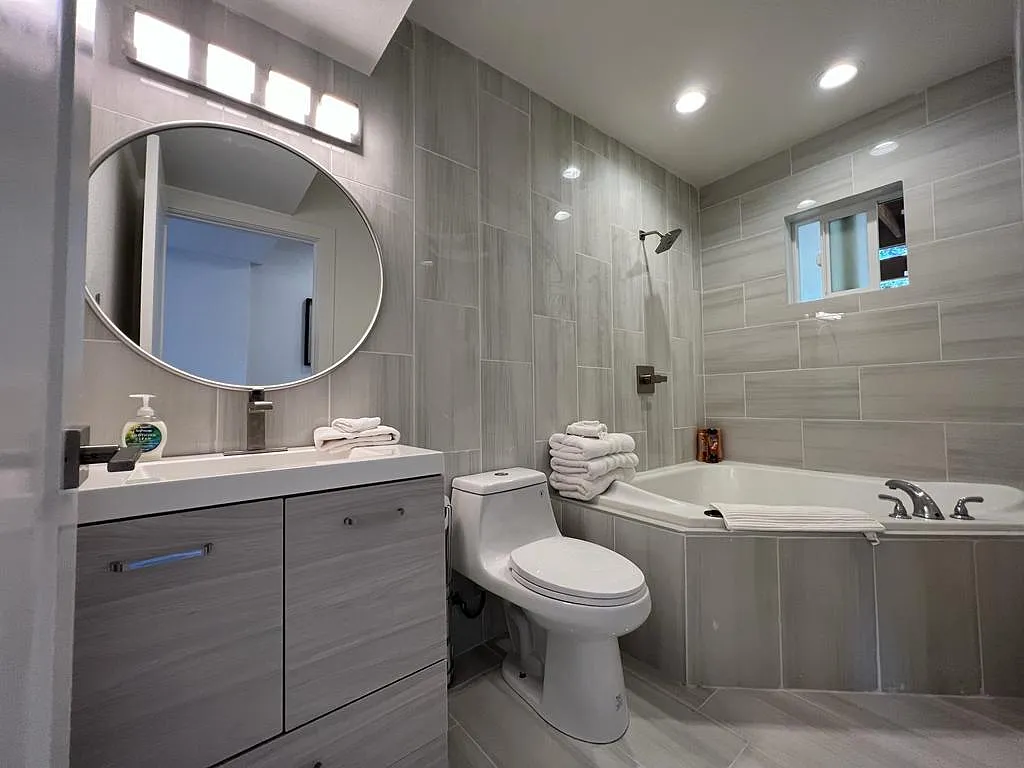 Studio, 300 sqft, $1,600 — Photo 4