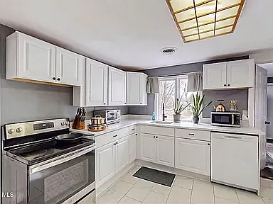 3 bed, 1.5 bath, $3,200 — Photo 2