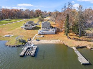 3 Holiday Dr, Somonauk, IL 60552