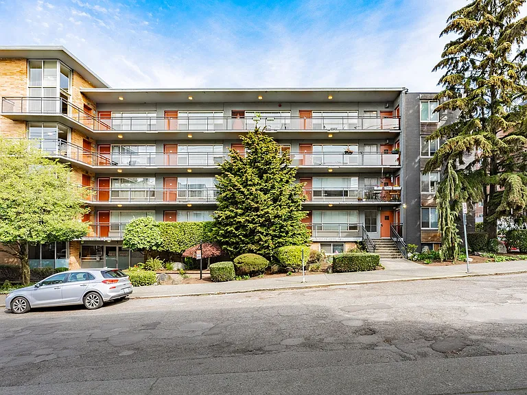 700 E Mercer — Photo 2