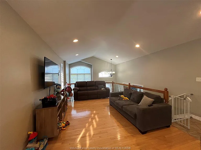 1161 Jefferson Blvd — Photo 3