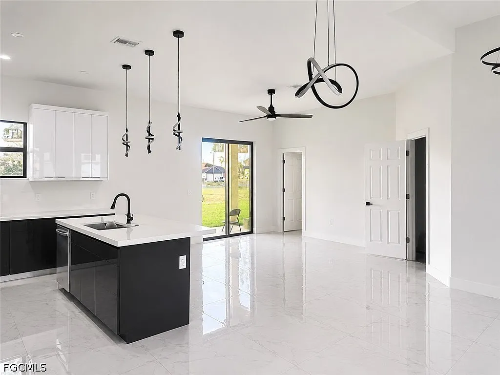3 bed, 2.0 bath, 1500 sqft, $2,100 — Photo 2