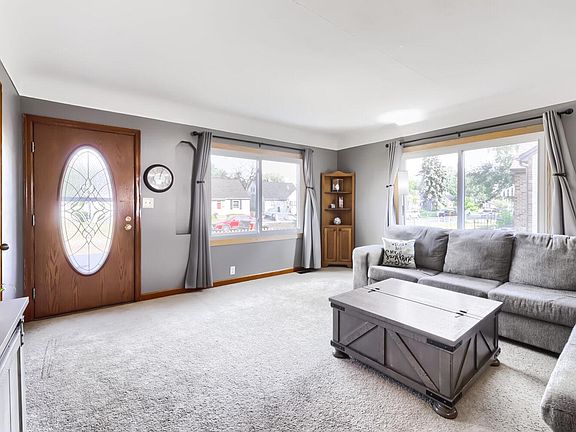 4th image of 824 6th Ave S