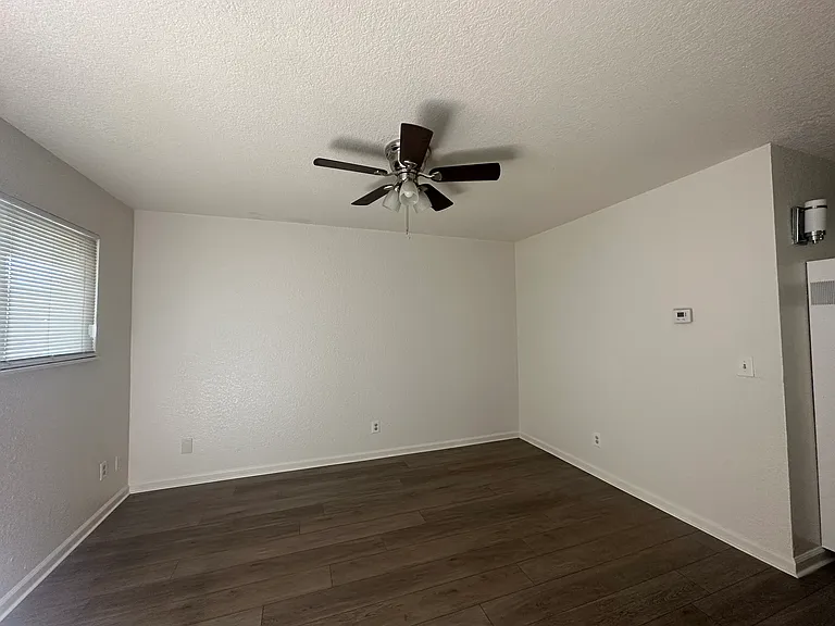 137 E Harding Way #F — Photo 4