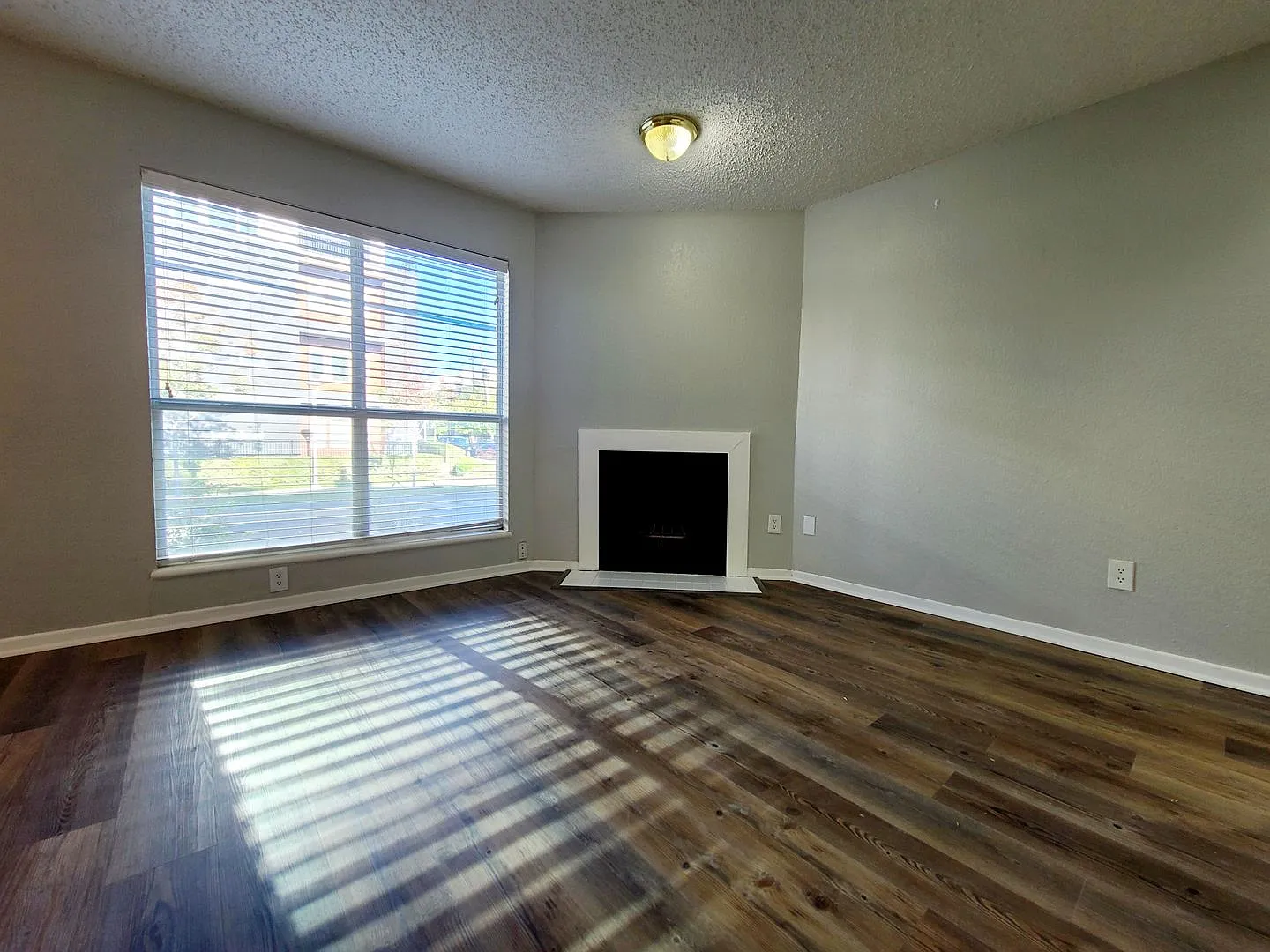 1901 N Fitzhugh Ave — Photo 2