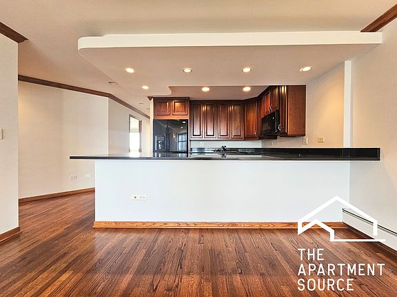 3rd image of 1354 N Dearborn St #19M
