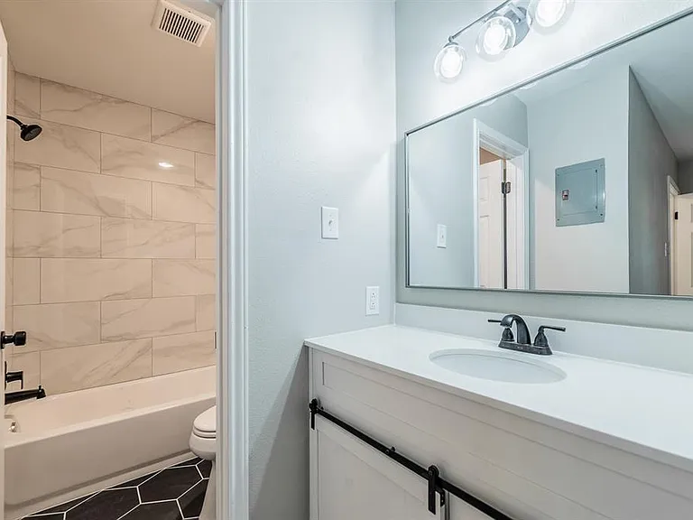 915 Sirocco Dr #B — Photo 5