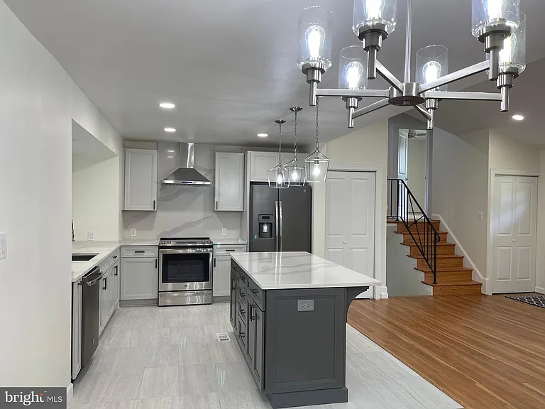 9913 Pomona Dr — Photo 1