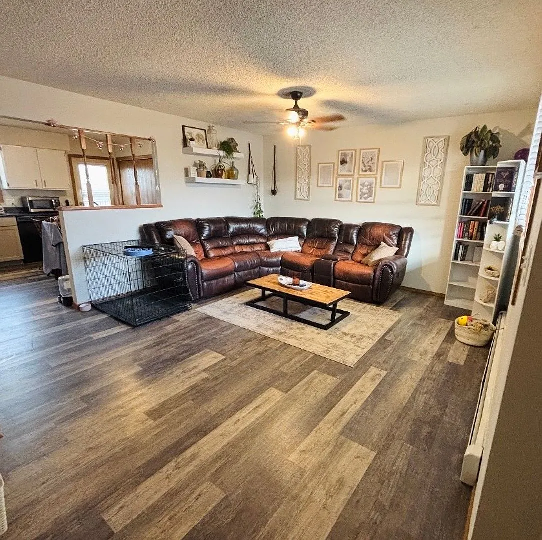 Updated 2 Bed Upper Unit w/ In-Unit Washer & Dryer + Utilities Included! — Photo 1