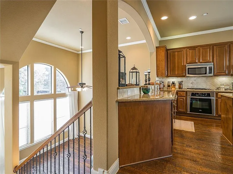 5733 Lois Ln — Photo 13