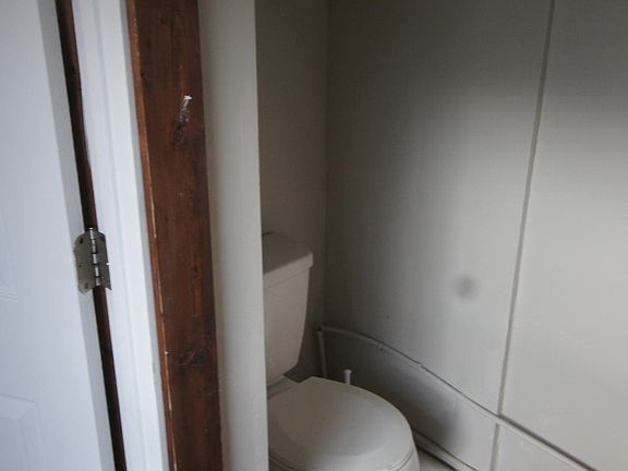 5th image of 1031 W White Oak Ave