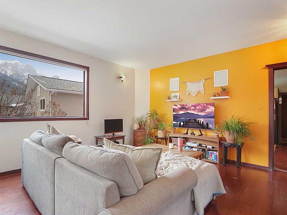 3rd image of 910 S Main St