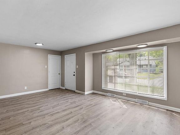 2nd image of 90 La Havre Cir