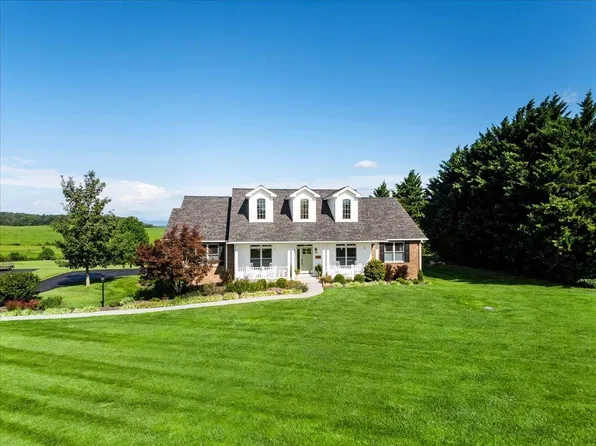 2120 Knoll Crest Dr, Christiansburg, VA 24073