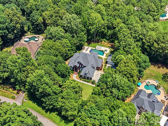 3rd image of 832 Savile Ln